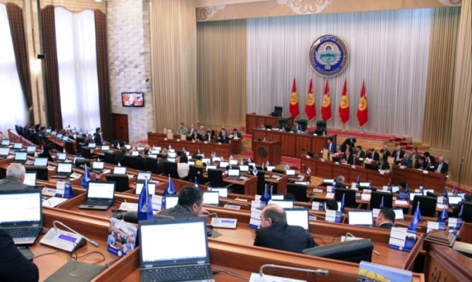 (Кыргызча) Президент: референдум өткөндөн кийин Жогорку Кеңеш таратылбайт