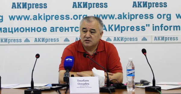 Омурбек Текебаев: На референдуме используют речевку «Кто не голосует, тот голубой»