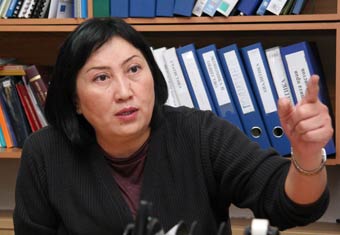 (Кыргызча) Жакупова: депутаттарды кысмакка алып Конституцияны өзгөртүүгө кол чогултушууда