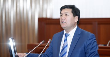 (Кыргызча) Бишкекте Конституцияны өзгөртүүгө каршы жыйын өтүүдө