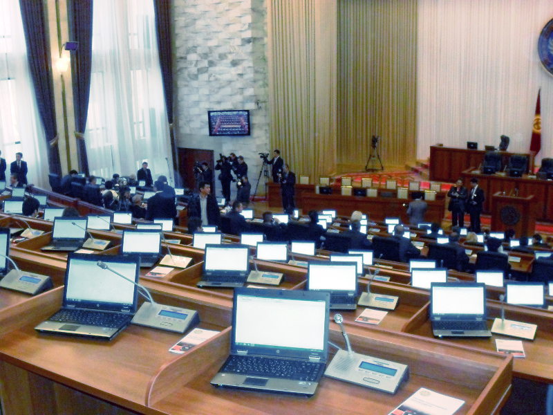 При рассмотрении вопроса о референдуме ряд депутатов покинули зал заседаний