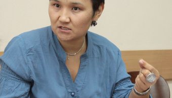 Активист Р.Карасартова обратилась в суд с иском о признании недействительным заключения к проекту закона «О назначении референдума»