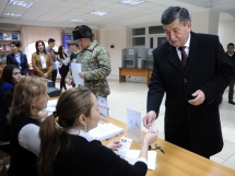 В Кыргызстане проходит референдум по Конституции и выборы в местные кенеши. Коротко