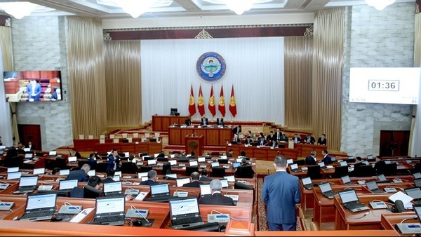 (Кыргызча) Парламент кыргыз-өзбек чек арасы боюнча келишим дагы жабык эшик артында карайт