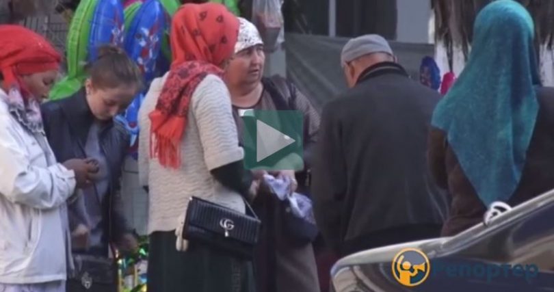 (Русский) Видео — Около участка №2094 в Жалал-Абаде одна женщина передала другой платок с деньгами, – читатель