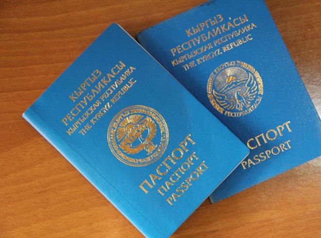 На выборы приходят кыргызстанцы со старыми паспортами и без биометрии
