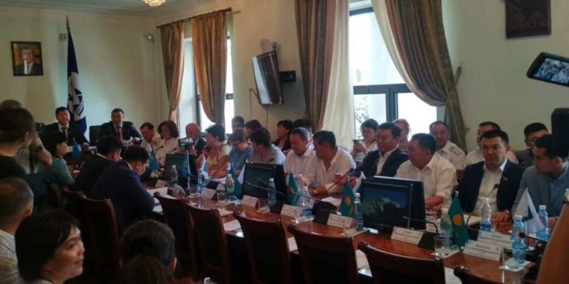 Азиза Суракматова выбрали мэром Бишкека. За его кандидатуру проголосовали 43 депутата БГК из 45