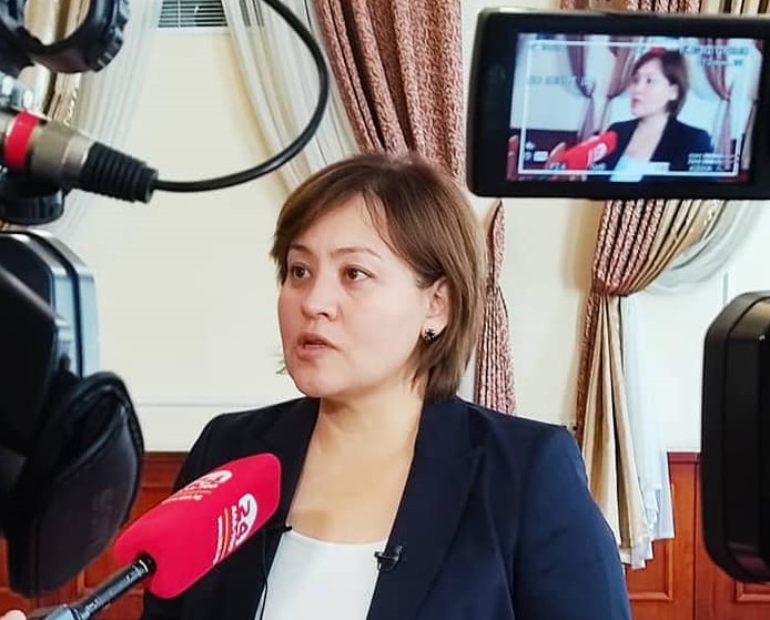 (Кыргызча) Усупбекова: Баш мыйзамды өзгөртүү – саясий оюн