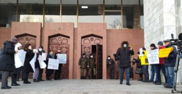 Возле входа в Жогорку Кенеш организовали «коридор позора» для депутатов