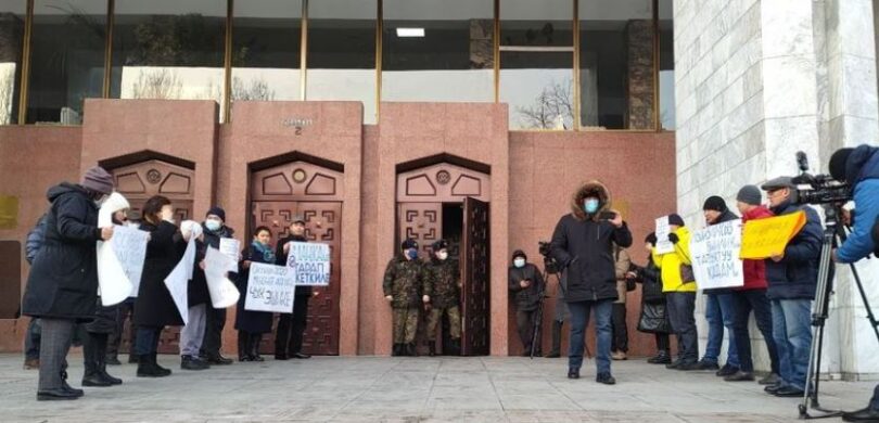 (Русский) Возле входа в Жогорку Кенеш организовали «коридор позора» для депутатов