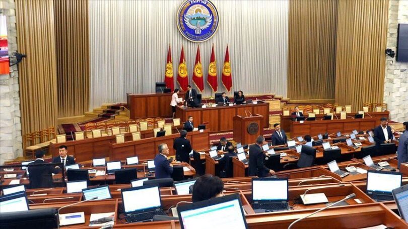 В Жогорку Кенеше два депутата заявили, что не являются инициаторами проекта новой Конституции
