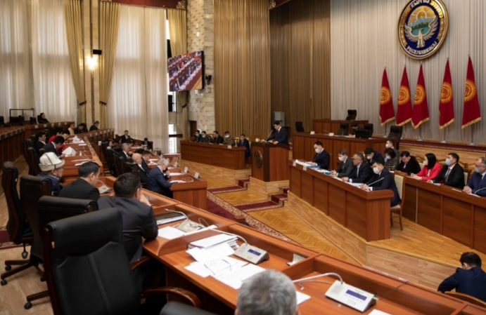 Парламент в закрытом режиме обсуждает конфликт на кыргызско-таджикской границе в Баткенской области